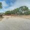 11 Mi to LBJ State Park - Couples Cabin Retreat! - Hye
