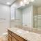 5 Mi to Shasta Lake Newly Built Home with Backyard! - بحيرة شاستا