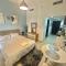 High-Floor Studio with Stunning Lake View in Dubai Marina - Dubaj