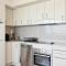 Wake Up to the Ocean: 1-Bed with Pool & Views - Сідней