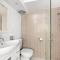 Wake Up to the Ocean: 1-Bed with Pool & Views - Сідней