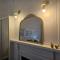 RoseIris Cottage - City Charm in Central West Hobart