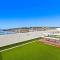 Wake Up to the Ocean: 1-Bed with Pool & Views - Сідней