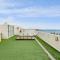 Wake Up to the Ocean: 1-Bed with Pool & Views - Сідней