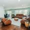 Cozy 4BR Home with 2by5 Baths - شامبورغ
