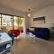 Seaside Modern Flat with Pool Queens Gardens 211