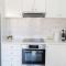 Seaside Modern Flat with Pool Queens Gardens 211