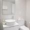 Seaside Modern Flat with Pool Queens Gardens 211