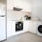 Seaside Modern Flat with Pool Queens Gardens 211