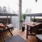 Red Modern Rustic Retreat w SAUNA near Mall and Aalto - إسبو