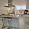 Duplex Apt 3 bedroom Sleeps 6 Pool