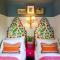 Timber Chalet Lodges with Hot Tubs - 斯基普顿