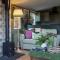 Timber Chalet Lodges with Hot Tubs - 斯基普顿