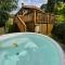 Timber Chalet Lodges with Hot Tubs - 斯基普顿