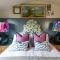Timber Chalet Lodges with Hot Tubs - 斯基普顿