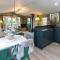 Timber Chalet Lodges with Hot Tubs - 斯基普顿