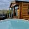 Timber Chalet Lodges with Hot Tubs - 斯基普顿