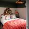 Timber Chalet Lodges with Hot Tubs - 斯基普顿