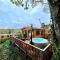 Timber Chalet Lodges with Hot Tubs - 斯基普顿