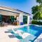 Naples Calming Waves Luxury Home 4-3 - نيبلس