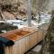 Creek Side Cabin with Wood Fired Hot Tub and Fire Pit - 新米尔福德