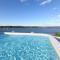 3-Bed: Riverfront Alfresco Dining & Rooftop Pool