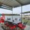 Dock and Kayaks Lake Ozark Family Retreat - بحيرة أوزارك
