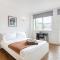 2 Bed Apartment London - 4 local train stations!