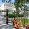 Charming 2BR on Carondelet by Hosteeva - New Orleans