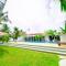 Private Villa with a Pool, Beach Front - The White House - 阿杭格默