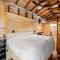 The Ritz Carlton of Tiny Cabins with Hot Tub - Elf