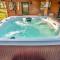 Log Cabin sleeps 20 with hot tub, EV Charger, firepit