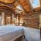 Log Cabin sleeps 20 with hot tub, EV Charger, firepit