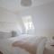 Modern 2 bed town house quiet street near station