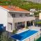 Villa Leonore in Omis with 4 en-suite bedrooms, heated pool, PS5, completely fenced yard & just 3 min walk from sandy beach - Omiš
