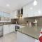 Spacious 3 Beds House with Parking in Fairfield