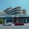 Modern 1-Bed with Rooftop Pool - 5 Minutes from Yas Island & Abu Dhabi Airport - 阿布扎比