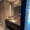 Modern 1-Bed with Rooftop Pool - 5 Minutes from Yas Island & Abu Dhabi Airport - 阿布扎比