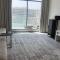 Modern 1-Bed with Rooftop Pool - 5 Minutes from Yas Island & Abu Dhabi Airport - 阿布扎比