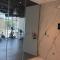 Modern 1-Bed with Rooftop Pool - 5 Minutes from Yas Island & Abu Dhabi Airport - 阿布扎比