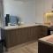 Modern 1-Bed with Rooftop Pool - 5 Minutes from Yas Island & Abu Dhabi Airport - 阿布扎比