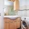 Lovely Apartment In Karin Gornji