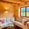 Cosy Chalet with garden, fire pit & stunning views