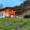 Cosy Chalet with garden, fire pit & stunning views