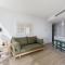 Modern Nomads Skyline View Escape - 2Bedroom by Gardens and Station