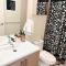 LUXURY DT, 2 Bedroom DEAL, Private Balcony, Full Kitchen, Gym - FREE PARKING