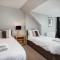 Stylish & Spacious 3 Bed Apartment With Parking