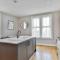 Stylish & Spacious 3 Bed Apartment With Parking