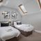Stylish & Spacious 3 Bed Apartment With Parking