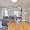Stylish & Spacious 3 Bed Apartment With Parking